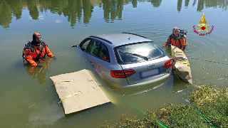 Macerata - Recuperata auto che era finita in acqua